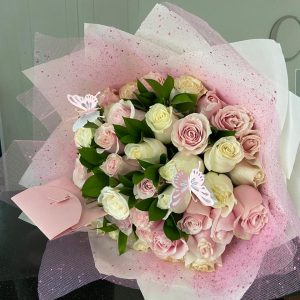 Bouquet de 50 rosas tipo exportación, decorado con papelería coreana y tarjeta impresa.